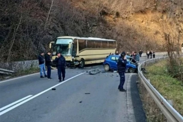 POZNATO STANJE DECE POVREĐENE U NESREĆI KOD RAŠKE! Vozač teško povređen!