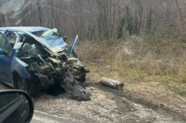 POGLEDAJTE KAKO IZGLEDA AUTOMOBIL POSLE DANAŠNJE NESREĆE KOD RAŠKE! Vozač prešao u suprotnu stranu i zakucao se u autobus pun dece! (VIDEO)