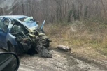 POGLEDAJTE KAKO IZGLEDA AUTOMOBIL POSLE DANAŠNJE NESREĆE KOD RAŠKE! Vozač prešao u suprotnu stranu i zakucao se u autobus pun dece! (VIDEO)