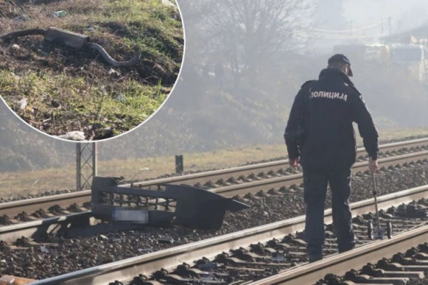 "DVE GODINE UPOZORAVAMO DA ĆE TU DA SE DESI TRAGEDIJA!" Meštani Rakovice zavapili: Vozači zaobilaze tu rampu, on nije uspeo ni celu da je zaobiđe, VOZ GA SMRSKAO! (FOTO, VIDEO)