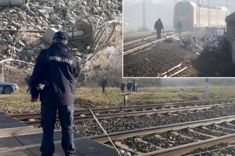 SAZNAJEMO! Muškarac ZAOBIŠAO spuštenu Rampu, pa voz naleteo na kombi! Poginuo na licu mesta, dete (4) na reaniamciji! (VIDEO)