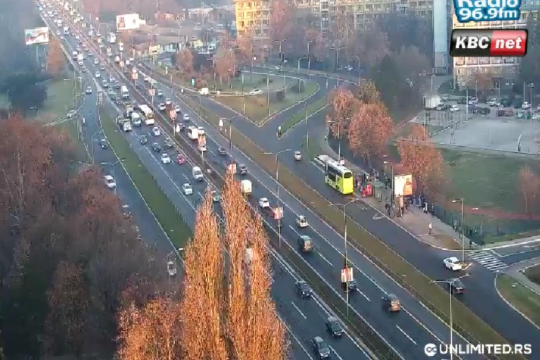 NEKI MOSTOVI KRCATI, NEKI POTPUNO PRAZNI! Evo kakvo je stanje u Beogradu od jutros - GUŽVE NA NAJPROMETNIJIM SAOBRAĆAJNICAMA! (FOTO)