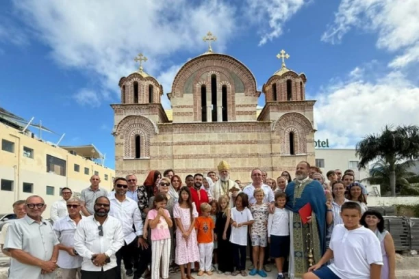 PRVI PUT OD NASTANKA SVETA, ZAZVONILA PRAVOSLAVNA ZVONA NA KARIBIMA: Vladika Kirilo osveštao zvonik jedinog pravoslavnog hrama u ovom delu sveta