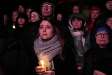 "AKO NE VOLIŠ NEMAČKU - NAPUSTI JE": Desničari porukom na pomenu žrtvama masakra na Božićnom marketu zasenili i dolazak Šolca (FOTO)