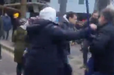 NI DANAŠNJI PROTEST OPOZICIJE NIJE MOGAO DA PROĐE BEZ HAOSA! Tukli se i oko zastave EU! (VIDEO)