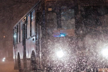 DRAMA U MALOJ MOŠTANICI: Čitav autobus proklizao i ISPREČIO SE PO SREDINI PUTA (FOTO)