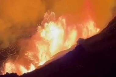 ERUPTIRAO JEDAN OD NAJAKTIVNIH VULKANA NA SVETU: Izbacuje lavu u visinu od 60 metara i OBLAKE OTROVNOG GASA (VIDEO)