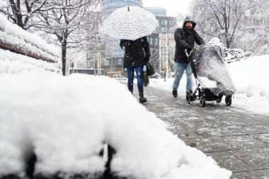 STRAŠNA NEZGODA! Pala veća količina snega sa krova i POVREDILA DETE