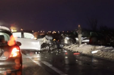 TEŠKA SAOBRAĆAJNA NESREĆA U BEOGRADU! Sudarila se dva automobila kod raskrsnice za Železnik! (VIDEO)