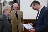 VUČIĆ SE SASTAO SA UPRAVNIKOM BIBLIOTEKE MATICE SRPSKE: Dobio poseban poklon! (FOTO)