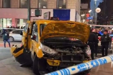 POVREĐEN DEVETOGODIŠNJI DEČAK I JOŠ PETORO LJUDI: Taksista se zakucao u grupu pešaka na trgu, POLICIJA VERUJE DA JE OVO RAZLOG (FOTO/VIDEO)