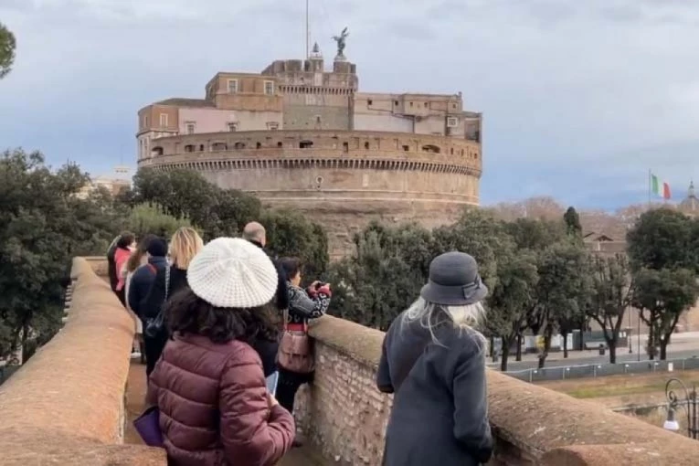 TAJNI PROLAZ U VATIKANU OTVOREN ZA TURISTE: Papa bežao kroz njega, a posetioci će sada moći da u potpunosti dožive istorijski značaj (FOTO/VIDEO)