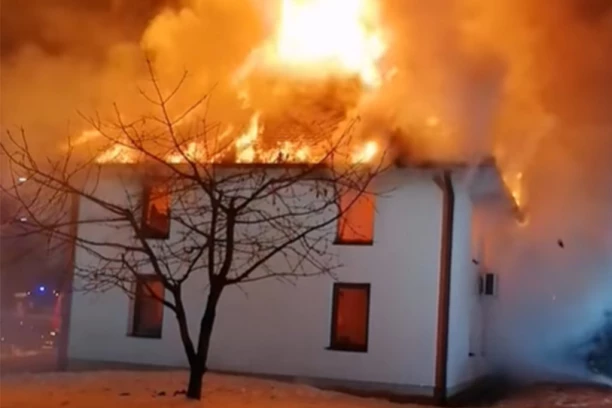 IZGORELA HADŽI-PAŠINA DŽAMIJA U BRČKOM! Požar izbio usred noći! (VIDEO)