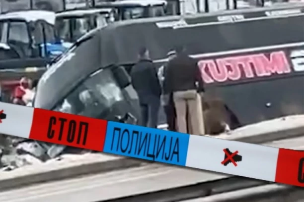 JEZIV SUDAR NA JUGU SRBIJE! Povređeno 22 putnika, atobus se od udarca prevrnuo kao da je igračka! (VIDEO)