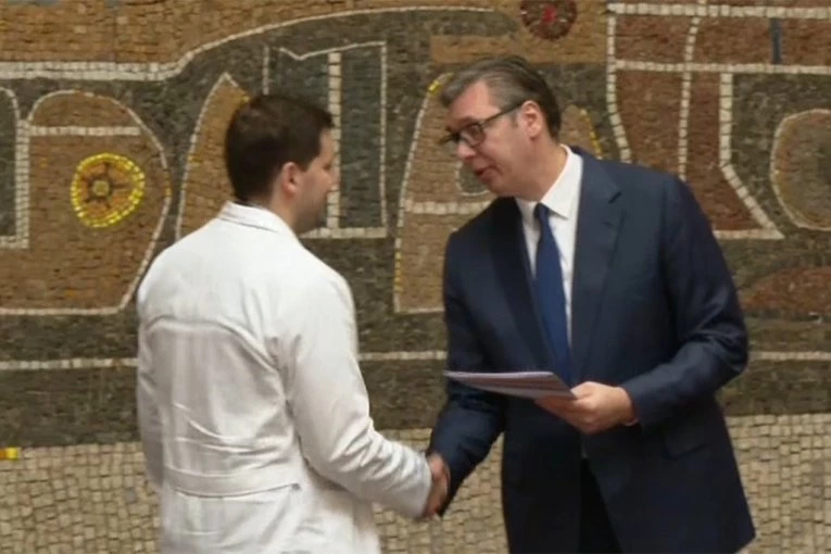 VUČIĆ na dodeli ugovora o radu najboljim diplomcima MEDICINSKIH FAKULTETA I SREDNJIH MEDICINSKIH ŠKOLA (VIDEO)