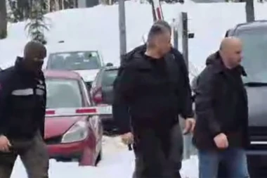 PRVI SNIMAK HAPŠENJA NENADA NEŠIĆA! Evo šta je poručio prilikom sprovođenja u policijsku stanicu! (VIDEO)