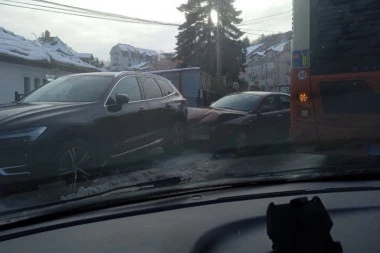 NA SAOBRAĆAJNI KOLAPS U BEOGRADU UTICAO I SUDAR: Alfom se zakucao u volvo u Rakovici! (FOTO, VIDEO)