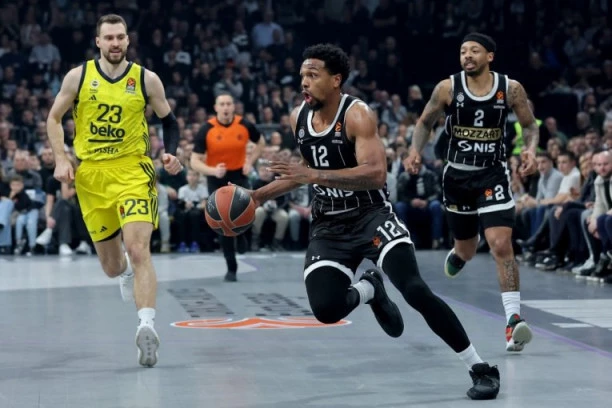 PARTIZAN SE NE DA: Crno-beli odolevaju pritiscima Fenera