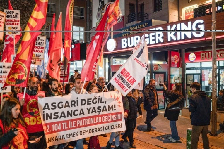 "AKO NEMA HLEBA, DA ONDA BUDE IZBORA": Haos na trgu, na hiljade građana u protestu, traži se od vlade da PODNESE OSTAVKU (FOTO)