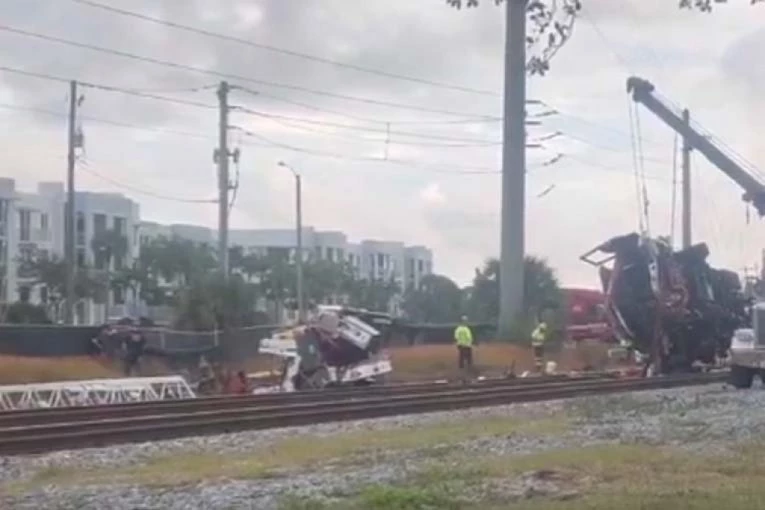 VOZ SE ZAKUCAO U VATROGASNO VOZILO: Najmanje 15 povređenih, DVOJE U KRITIČNOM STANJU (UZNEMIRUJUĆI VIDEO)