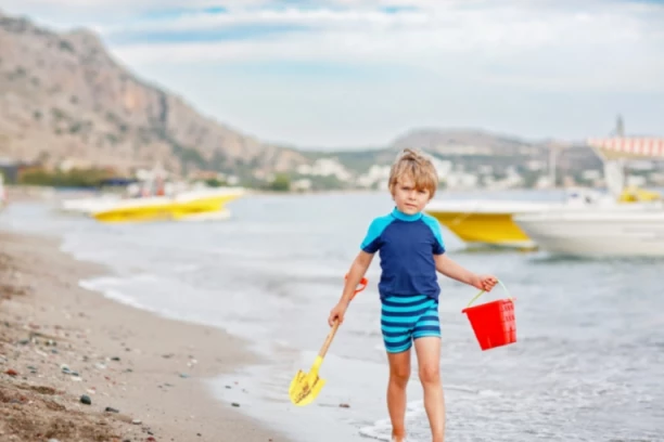 DEČAK SE IGRAO NA PLAŽI I SLUČAJNO PRONAŠAO NEOBIČAN KAMEN: 35 godina kasnije je saznao ISTINU i ostao paralisan zbog onoga što se dogodilo!