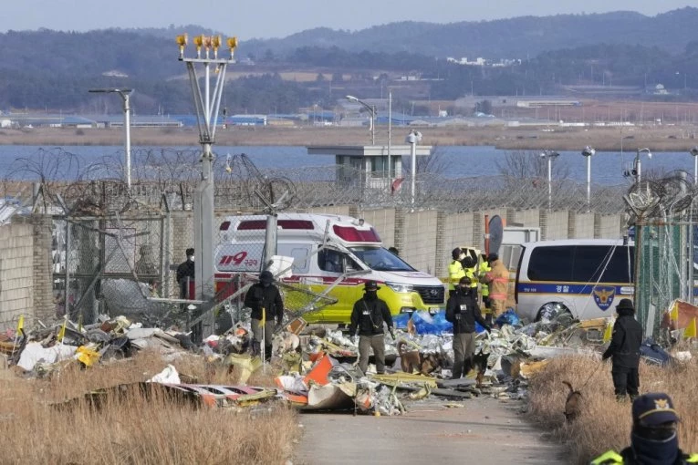 SORTIRAJU VIŠE OD 600 DELOVA TELA: Muk, tuga i neverica na aerodromu Muan, nakon stravične avionske nesreće (VIDEO)