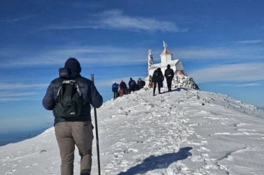 VERA JAČA I OD NAJVEĆEG MRAZA: Hodočasnicima stazu utabali medvedi: Sin (9) sa majkom na liturgiji na vrhu planine (FOTO)