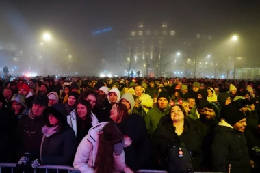 OVAKO JE IZGLEDAO DOČEK NOVE GODINE NA TRGU REPUBLIKE: Beograđani i gosti slavili uz Harisa Džinovića i VATROMET (FOTO/VIDEO)