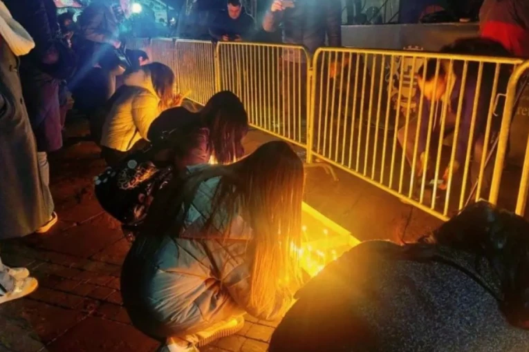 CRNOGORCI SE OPRAŠTAJU OD STRADALIH NA CETINJU: Građani Podgorice, Nikšića i Bara pale sveće na gradskim trgovima (FOTO)