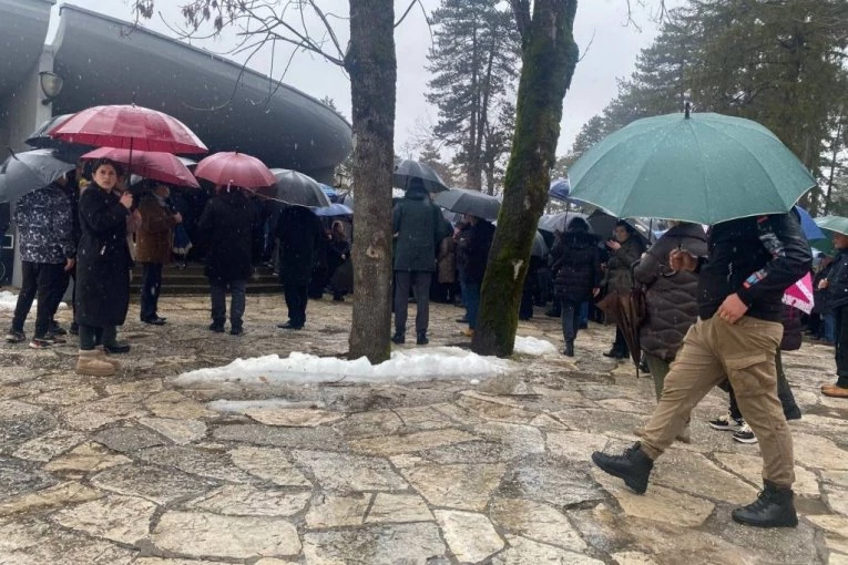 "KUKU, ŠTO MI VAS UZE... NEK GORI MONSRUM!" Jecaji i vriska majke ubijenih dečaka na Cetinju odzvanja kapelom! (FOTO, VIDEO)