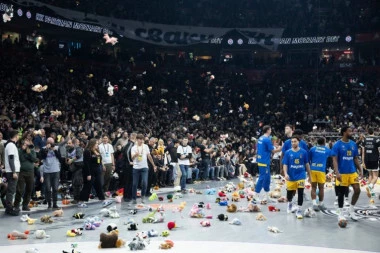 NAJDIRLJIVIJA SCENA U ARENI! Igračke letele na teren, sve vreme se ORILA NAVIJAČKA PESMA! (FOTO GALERIJA/VIDEO)