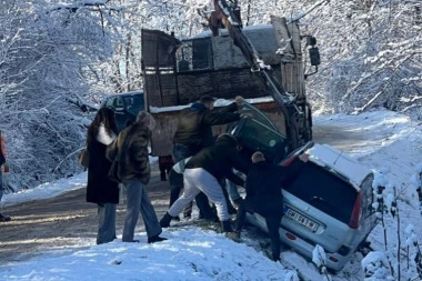 U TOKU IZVLAČENJE PUTNIKA! Nesreća u Trbušanima! AUTOMOBIL SLETEO SA PUTA! (FOTO)