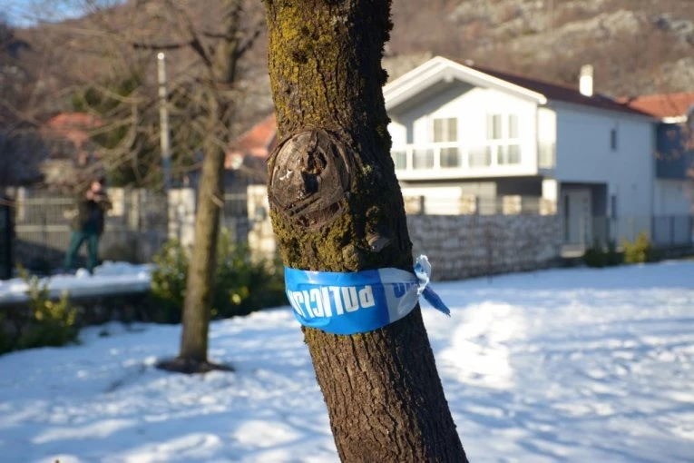 EKSKLUZIVNO OTKRIVAMO! Ovo je mesto gde se ubio monstrum sa Cetinja Aco Martinović, pred kućom LOKVA KRVI (FOTO/VIDEO)