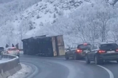 PREVRNUO SE KAMION IZMEĐU KRALJEVA I NOVOG PAZARA! Teret se rasuo po kolovozu! (FOTO)