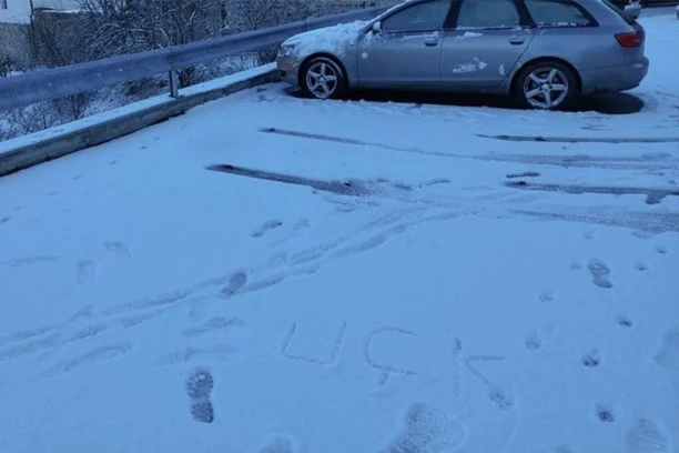 PRETEĆE PORUKE ISPISANE NA SNEGU ISPRED MANASTIRA BANJSKA! Monasi i vernici u strahu pred Božić!