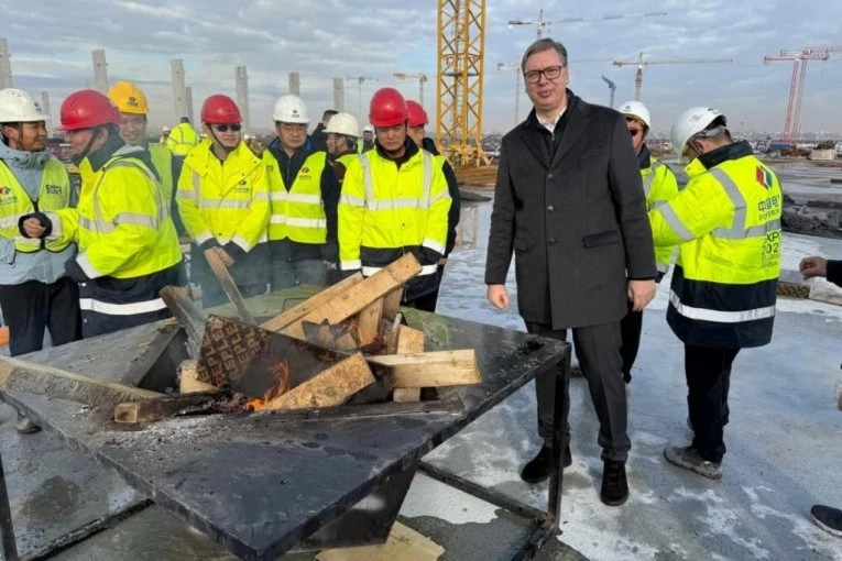 'EXPO JE ČUDO'! Vučić obišao gradilište, RADNICIMA DONEO JABUKE I GIRICE (FOTO)