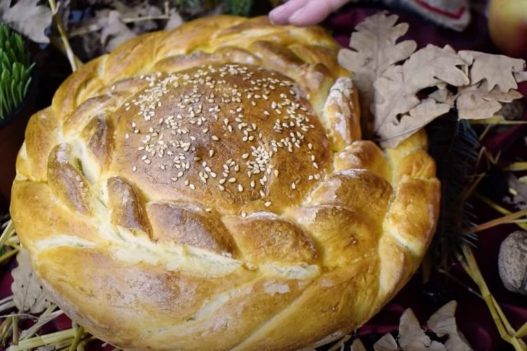 ŠTA SE STAVLJA U ČESNICU I KAD SE ONA PRAVI: Okreće se kao slavski kolač i lomi na onoliko delova koliko je ukućana