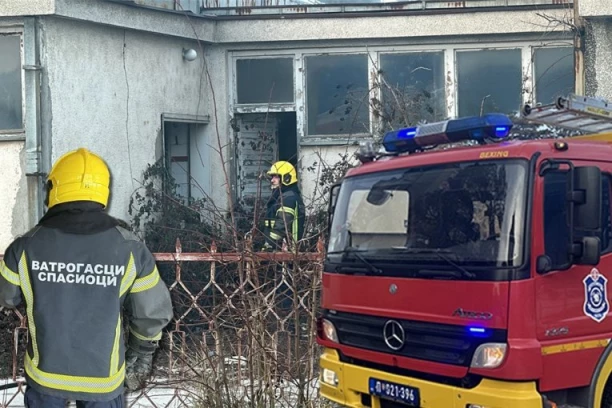 DECA IZAZVALA POŽAR U ČAČKU! Palili daske, nekadašnji restoran planuo u trenu! (FOTO)