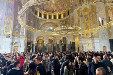 U SUSRET BOŽIĆU, HRAM SVETOG SAVE ZASIJAO! Skupio se veliki broj vernika, sa nestrpljenjem čekaju ponoć! (FOTO/VIDEO)