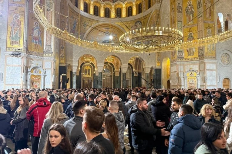 POČELA BOŽIĆNA LITURGIJA! Vatromet odjekuje svuda, zasijalo nebo nad Beogradom!