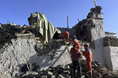 NAJMANJE 126 MRTVIH U ZEMLJOTRESU, BROJ I DALJE RASTE: Uništeno na stotine kuća, ljudi ostali zatrpani pod ruševinama (FOTO/VIDEO)