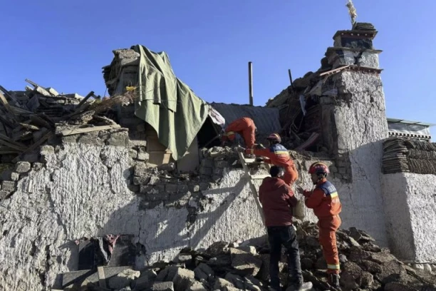 NAJMANJE 126 MRTVIH U ZEMLJOTRESU, BROJ I DALJE RASTE: Uništeno na stotine kuća, ljudi ostali zatrpani pod ruševinama (FOTO/VIDEO)