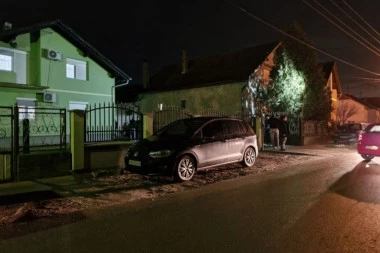 PRVE FOTOGRAFIJE MESTA UBISTVA U INĐIJI! ISPRED KUĆE UBIJENOG MUK! Komšije zamolio da ne divljaju kolima, a onda usledio UŽAS! (FOTO)