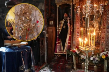 JEDAN DETALJ SA SVETE GORE NIKOM NIJE PROMAKAO: Hilandarski monasi ovim gestom istakli srpsku tradiciju (VIDEO)