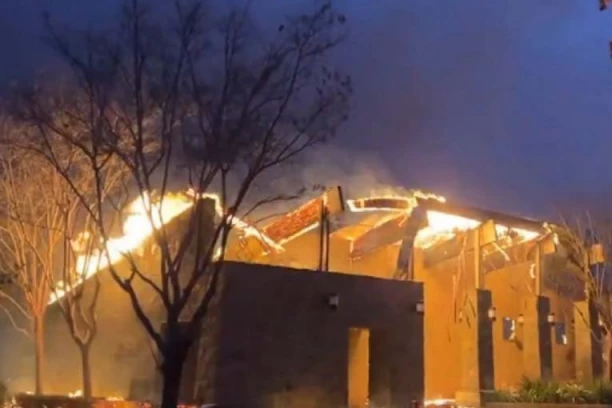 PRETUŽNO! BIBLIOTEKA IZGORELA DO TEMELJA: "Potpuno je uništena" (VIDEO)