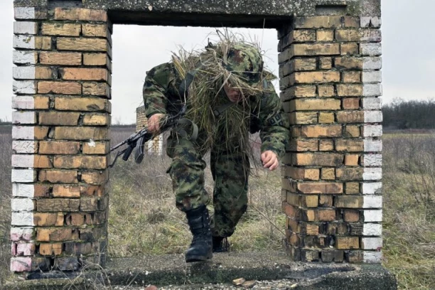 PRVI PUT S ORUŽJEM U RUKAMA! Pogledajte kako teče obuka novih vojnika na poligonima Vojske Srbije (FOTO)