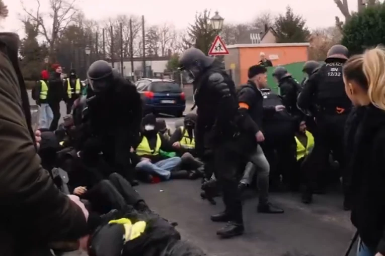 HAOS U NEMAČKOJ: Policija intervenisala da spasi liderku nacističke AfD od razjarenih demonstranata (VIDEO)