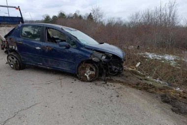 PRVI SNIMAK NESREĆE, POGINUO VOZAČ! Novi detalji jezivog udesa kod Kragujevca! (FOTO, VIDEO)