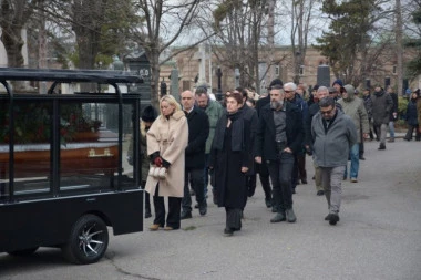 BIVŠU ŽENU I UDOVICU MILORADA MILINKOVIĆA SPOJILA TUGA! Potresan prizor sa Novog groblja! (VIDEO)