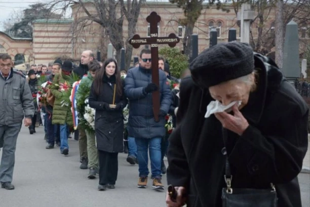 ZBOG SCENE NA SAHRANI MILORADA MILINKOVIĆA PLAČE CELA SRBIJA! Majka se SLOMILA na grobu sina, a ono što je uradila nakon ispraćaja SEČE POPUT ŽILETA